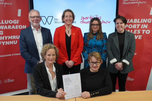 Tanni Grey-Thompson yn dal Datganiad Brighton wedi'i lofnodi.