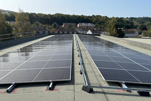 Paneli solar ar do canolfan hamdden