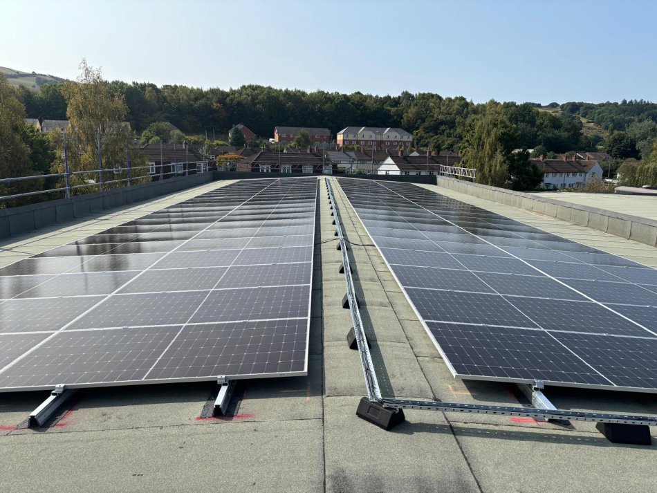 Paneli solar ar do canolfan hamdden